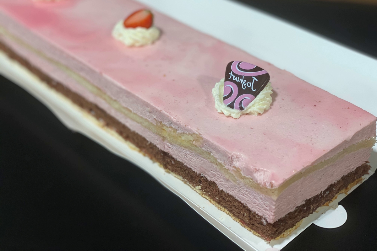 Waldbeerschnitte am Meter| Cafe Koller AG